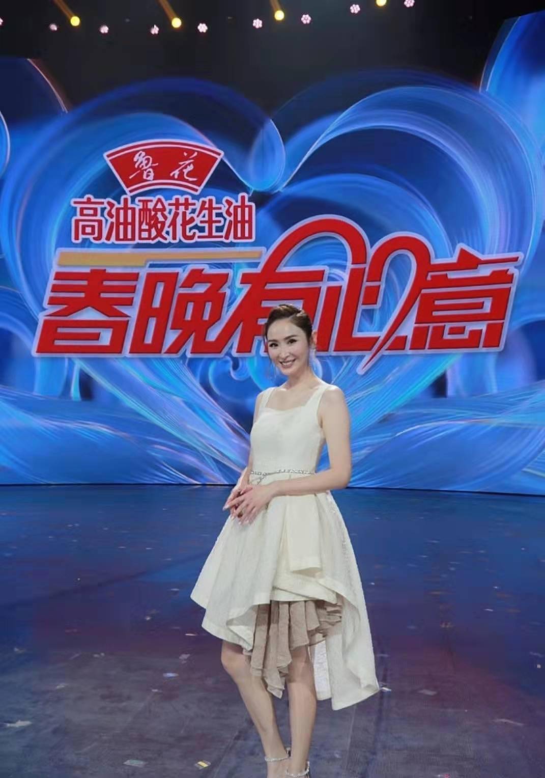知名度大增！TVB知名女主持内地大受欢迎，更登春晚节目大秀唱功 - 12