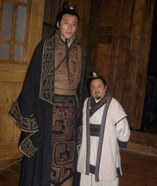 他是中国第一矮星，身高1米28，却娶4任美娇妻，走上人生巅峰 - 3