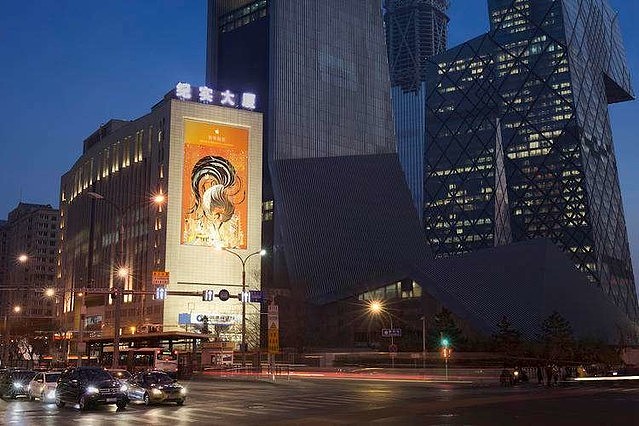 北京核心商圈CBD苹果巨大的楼宇广告牌