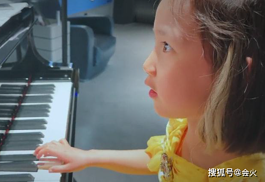 黄磊8岁小女儿登台表演！化绿色眼影涂口红，后台做鬼脸好大方 - 4