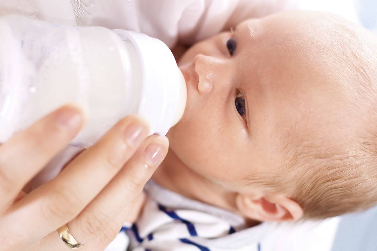 宝宝喝完奶就睡着，会不会影响消化？“奶睡”有这些情况需要注意 - 3