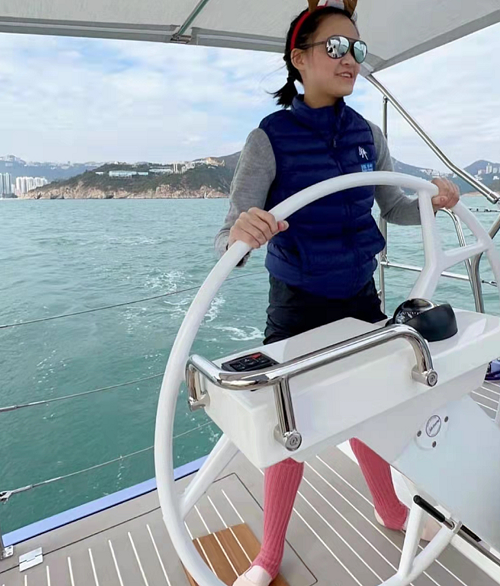 刘銮雄17岁女儿带妈妈出海，开爸爸送的上亿游艇，握方向盘好兴奋 - 2