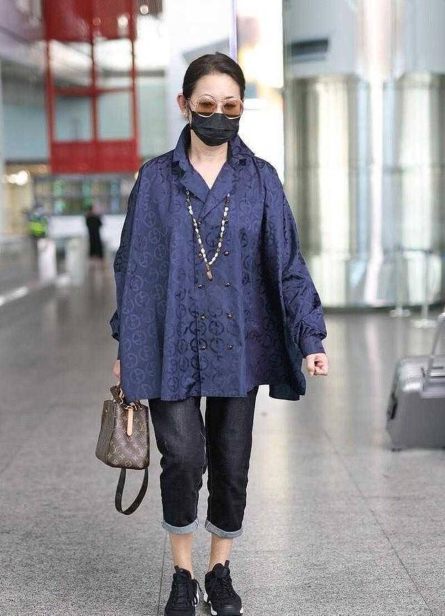 倪萍65岁瘦身变漂亮，走机场还穿风衣，穿出了中老年人的时尚感！ - 10