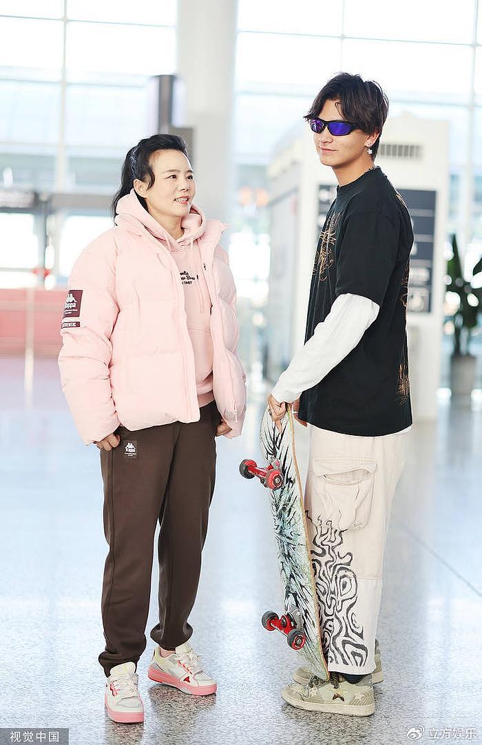 龚琳娜与儿子现身机场 母子俩有爱互动好温馨 - 4