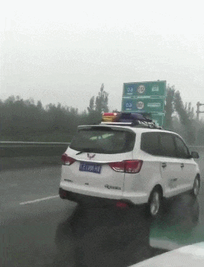 搞笑GIF趣图:前面的车，你的雨刮朝哪刷呢！ - 1