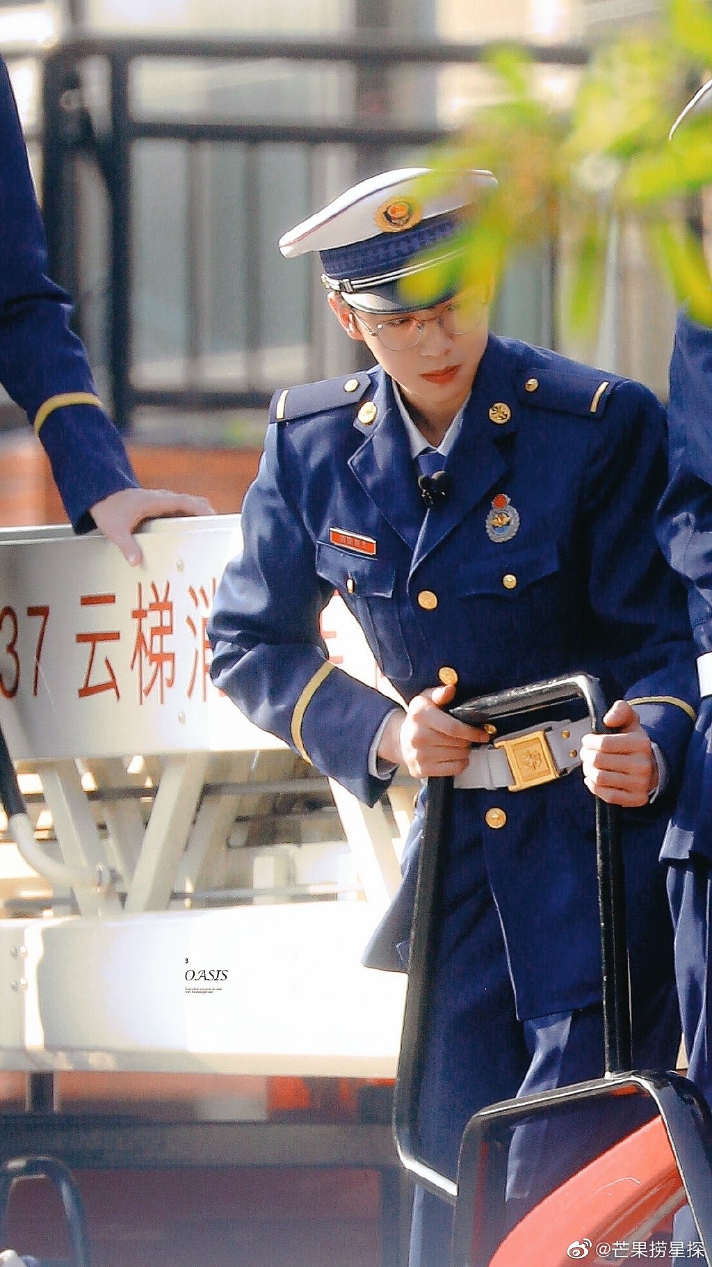 张嘉元《一往无前的蓝》最新饭拍~ 消防员制服造型，站姿挺拔…… - 9