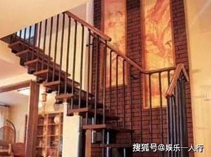 晒晒张凯丽的豪宅：家里堆满了名贵服饰，连楼梯都是铁艺的 - 3
