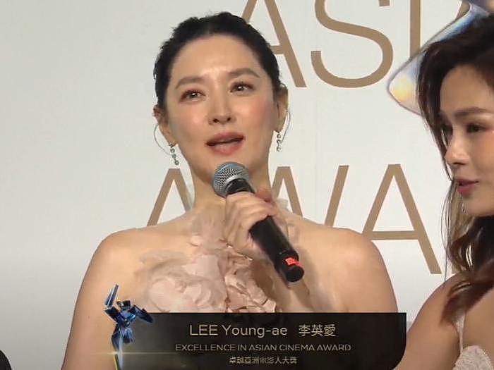 亚洲电影大奖这一夜，赵丽颖尴尬溢出屏幕，穿过季礼服被敷衍对待 - 5
