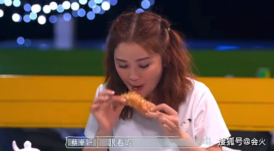 知名女星蔡卓妍用手吃烤猪！撸起袖子徒手撕肉，曾当众大口啃猪脚 - 7