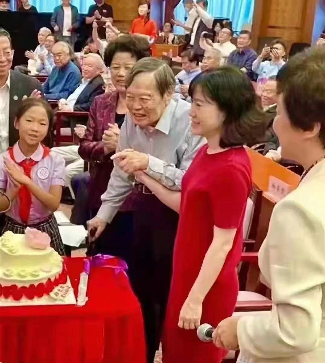 杨振宁先生百岁生日现场照公开，与身穿红裙的翁帆十指紧扣切蛋糕 - 9