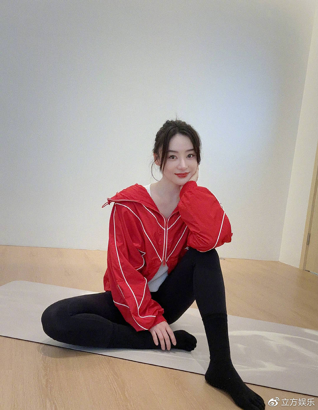 袁姗姗穿红色瑜伽服对镜比心 自拍嘟嘴可爱至极 - 4