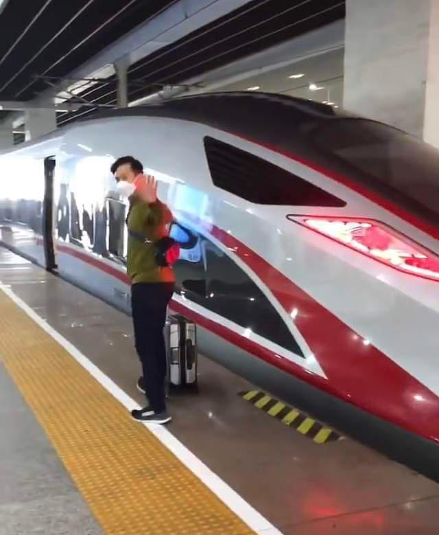 66岁TVB港星张国强坐高铁，来内地游玩心情好，鬓角花白面色红润 - 9