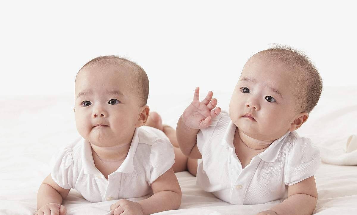双胞胎在孕妈肚子里“较量”，导致大小相差悬殊，孕妈无奈做减胎 - 1