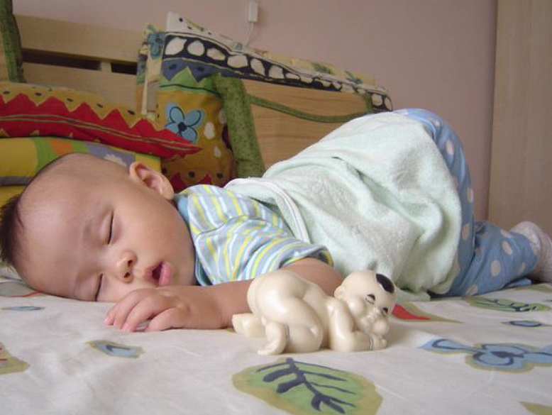 孩子睡觉时的4个常见表现，看似很可爱，身体却可能有不适感 - 5