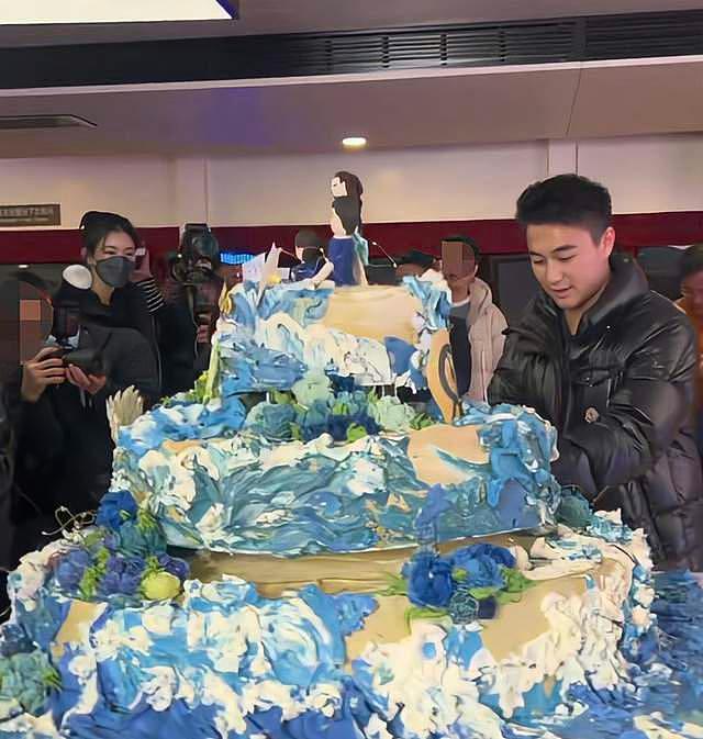 赌王儿子何猷君庆祝28岁生日，订制超奢华蛋糕，与奚梦瑶大秀恩爱 - 7
