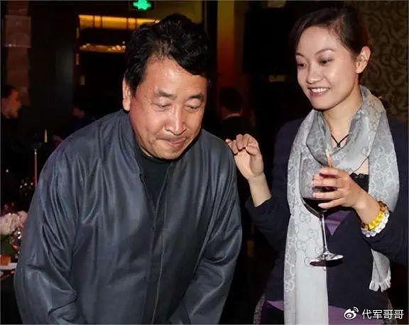 父亲是著名相声演员，却坚决不让她进娱乐圈，如今45岁仍然未婚 - 17