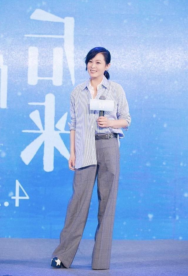 54岁刘若英带火了一种新穿法：条纹衬衫+格纹阔腿裤，时髦又减龄 - 4