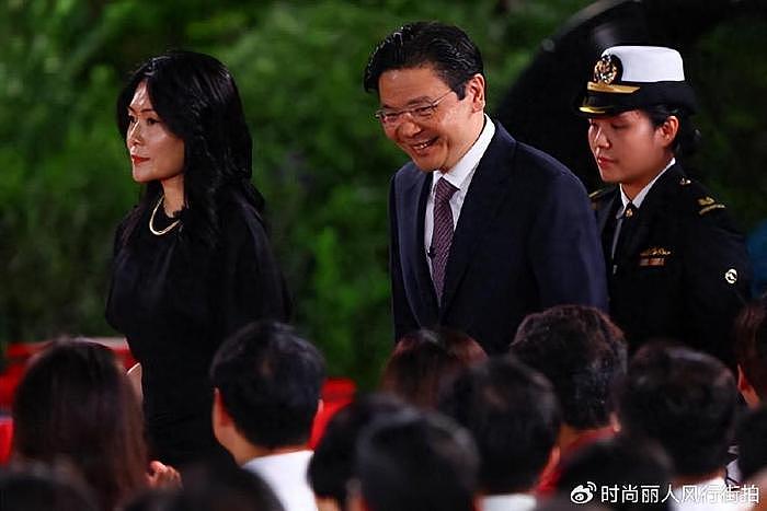 新加坡新任总理夫人因高颜值上热搜！黑裙配金链太美，堪比女明星 - 1