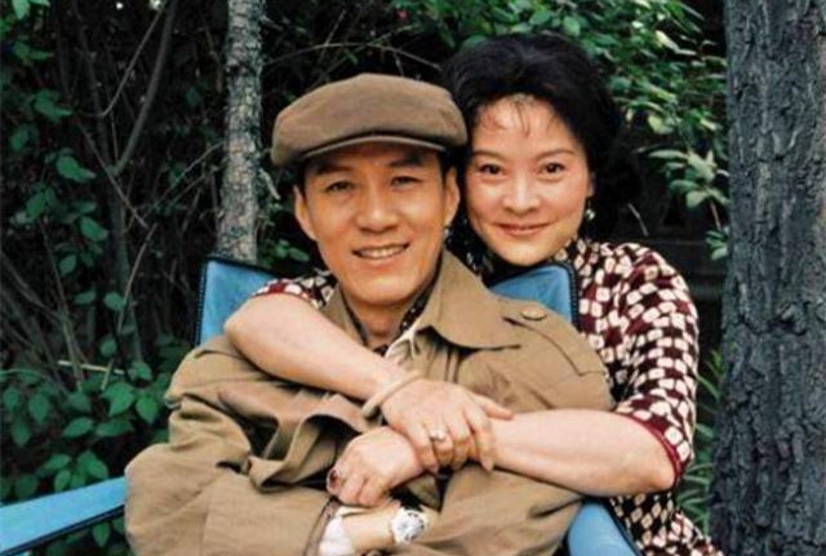 梁丹妮谈姐弟恋，与冯远征结婚28年非常甜蜜，庆生当众热吻秀恩爱 - 3