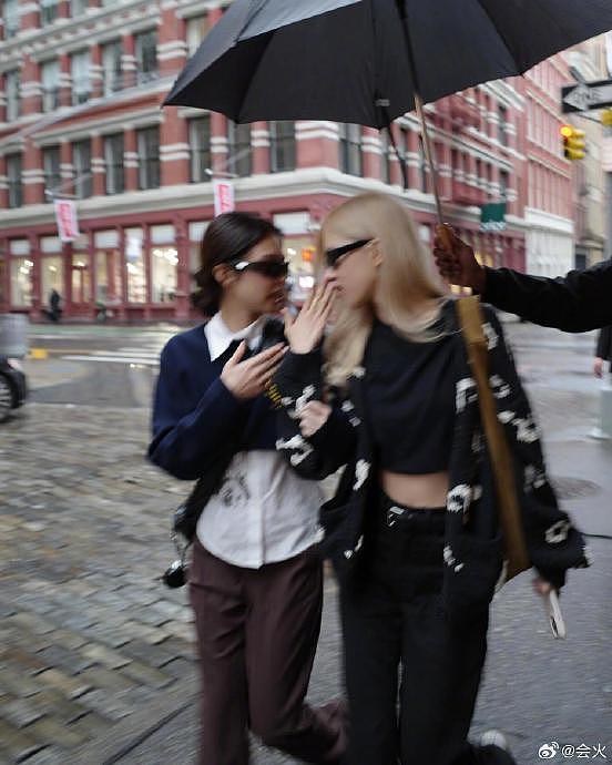 朴彩英晒了与Jennie在纽约逛街的照片，漂亮女孩子们贴贴 - 4
