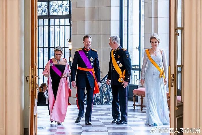 比利时王后陪同卢森堡大公夫人惊艳了！粉色斗篷套装超美，好嫩啊 - 14