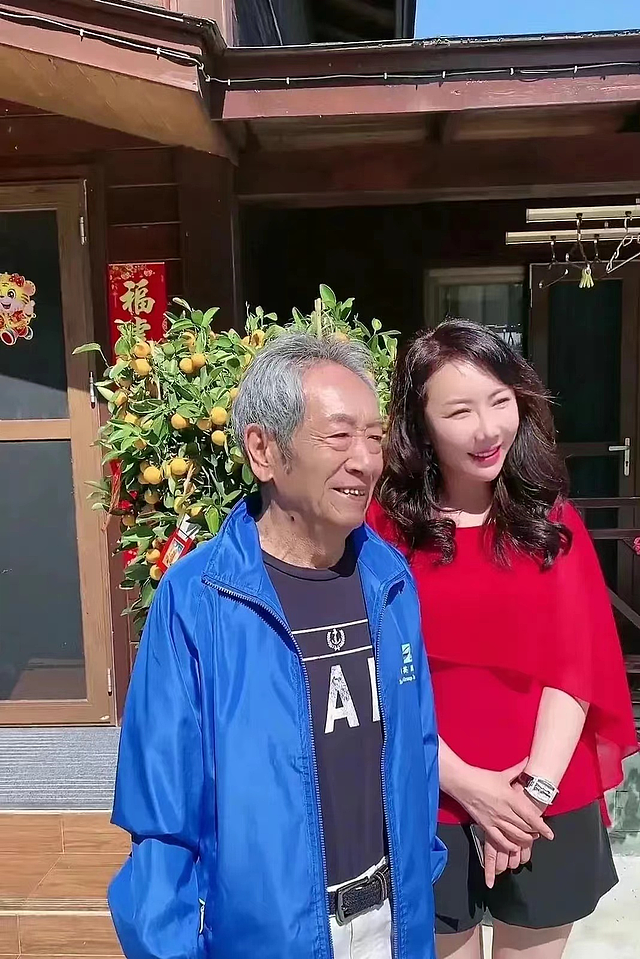 75岁王奎荣与妻子出席活动，相差37岁感情甜蜜，两人同框有夫妻相 - 3