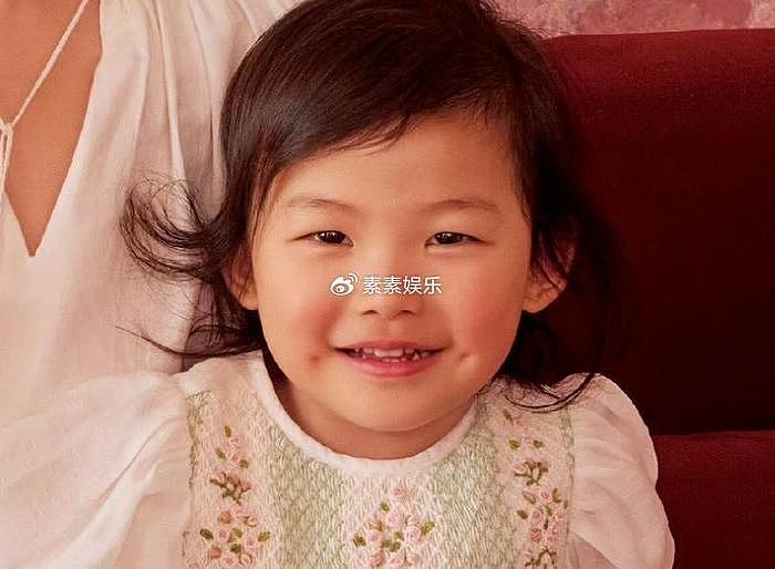 朱珠六一带女儿拍杂志，母女呈现招牌式梨涡笑，2岁王珠宝很可爱 - 7