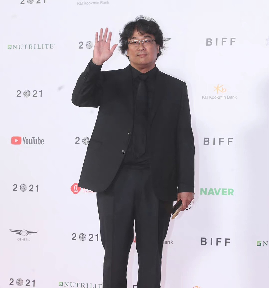 釜山电影节正式开幕，宋仲基奉俊昊担任主持人，韩素希长腿超美 - 7