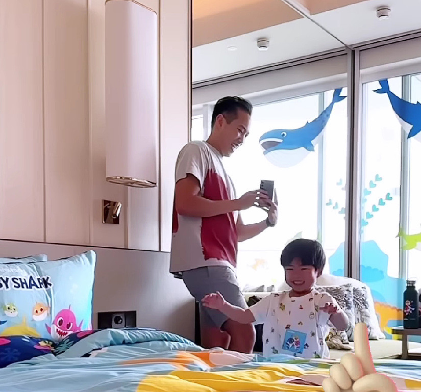 岑丽香和老公儿子去酒店度假 老公当摄影师为她们母子俩拍温馨合影 - 11