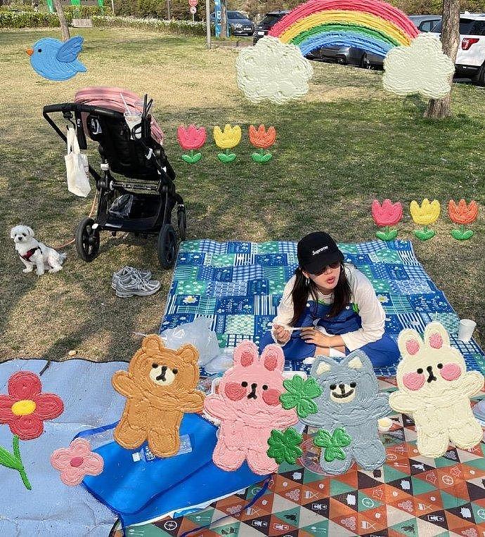 孙艺珍分享周末日常，推着婴儿车与玄彬春游，享受快乐野餐 - 3