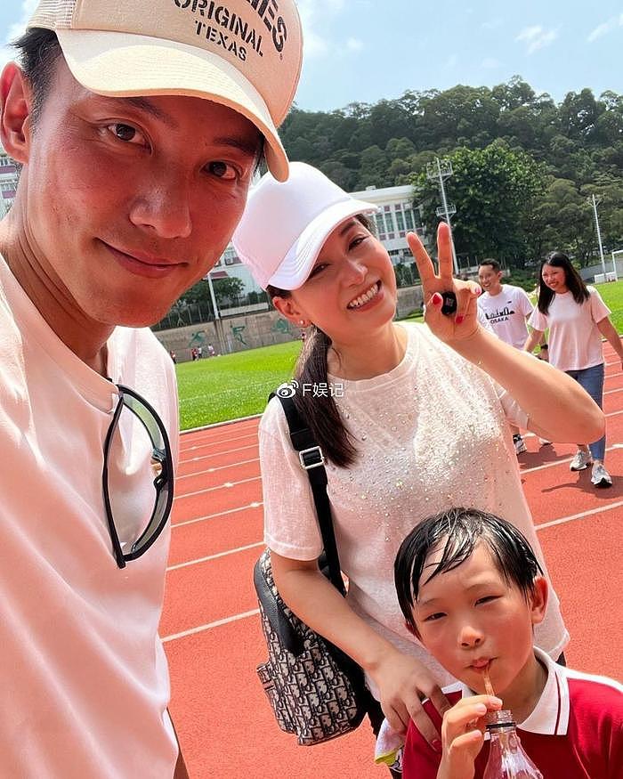 张颖康夫妇陪儿子参加学校运动会 一家人大热天头发湿透依旧很兴奋 - 1