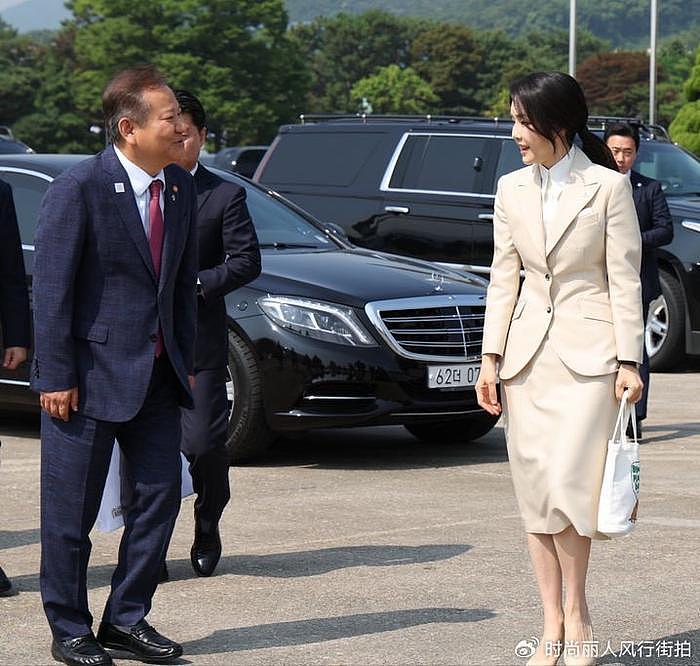 韩国第一夫人今年首次出国访问！一身米色套装好美，脸又嫩了很多 - 8