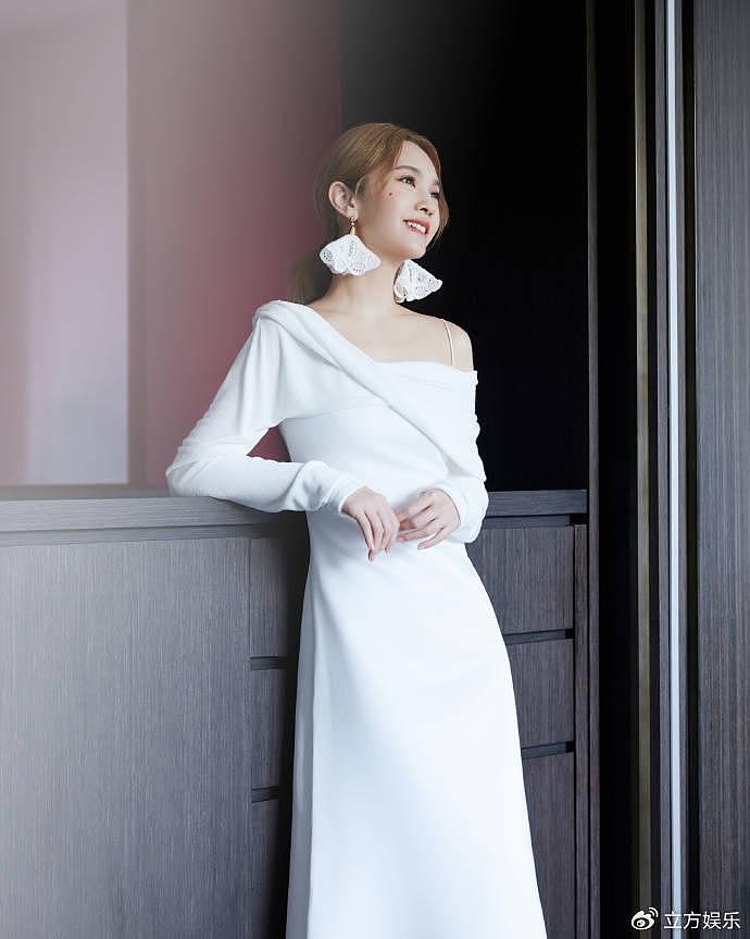 杨丞琳穿白色长裙恬静如月光 花瓣耳饰更衬优雅气质 - 5