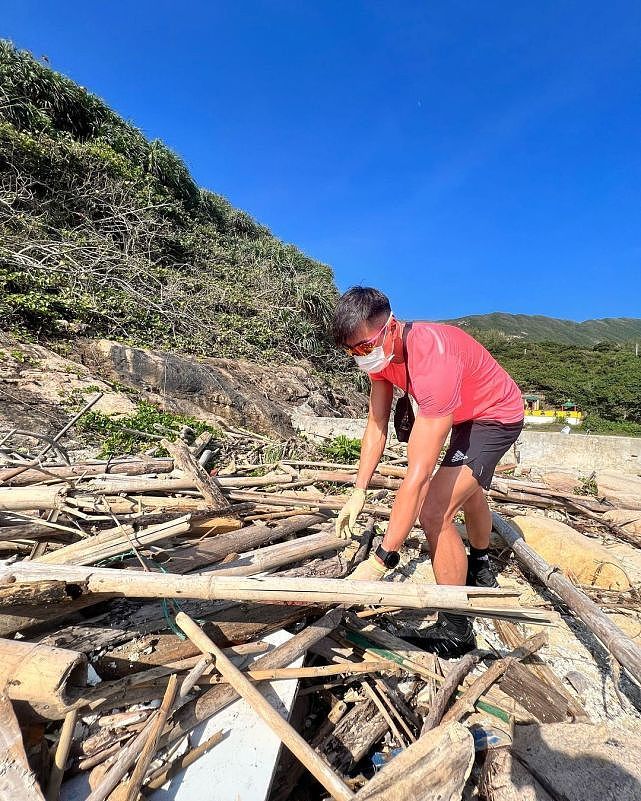 前TVB男艺人黄浩然携妻儿去沙滩捡垃圾 一家四口为保护环境做公益 - 8