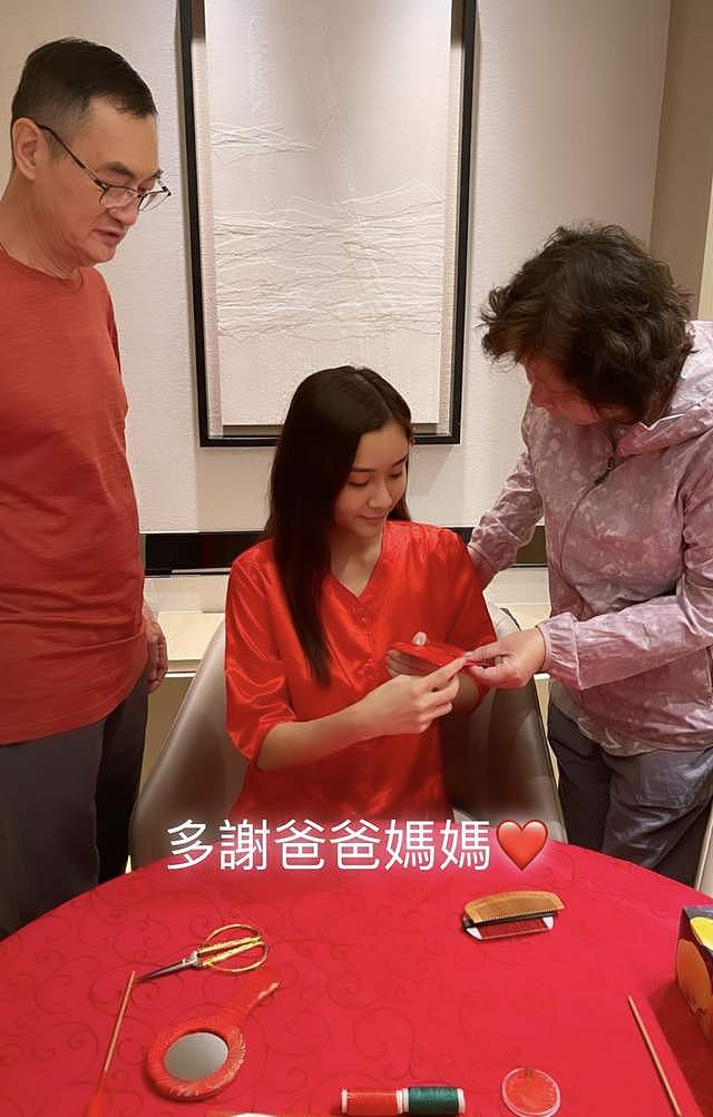28岁TVB女星陈诗欣举办婚礼，与学霸老公相恋多年，两人跪地敬茶 - 9