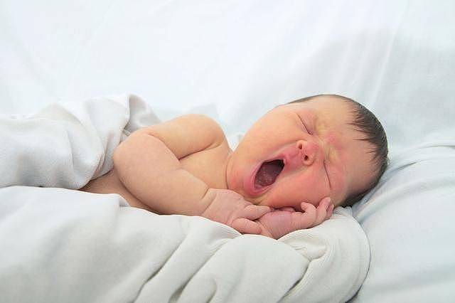 宝宝过了这个月龄还不用枕头，或伤到颈椎发育，有些宝宝要提前 - 3