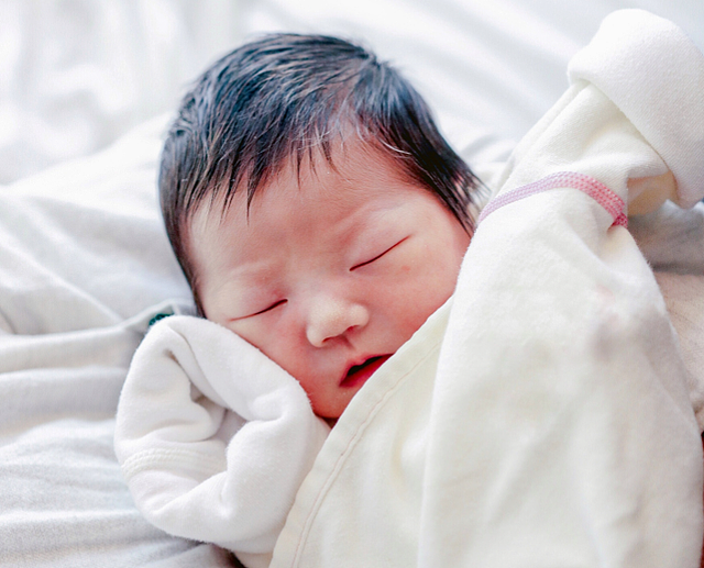 婴儿发育口诀：一月睡二月哭三月攒肚，家长做得对宝宝发育更好 - 9