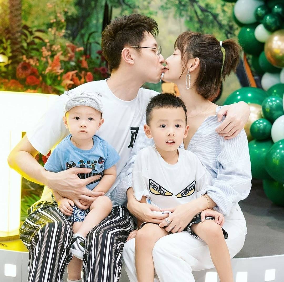 张嘉倪买超罕见合体拍大片，夫妻俩互动超甜，婚后多年依然如热恋 - 21