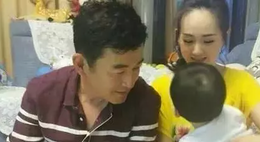 王志飞自曝曾因父母是聋哑人受歧视，与小15岁娇妻认识3天闪婚 - 4