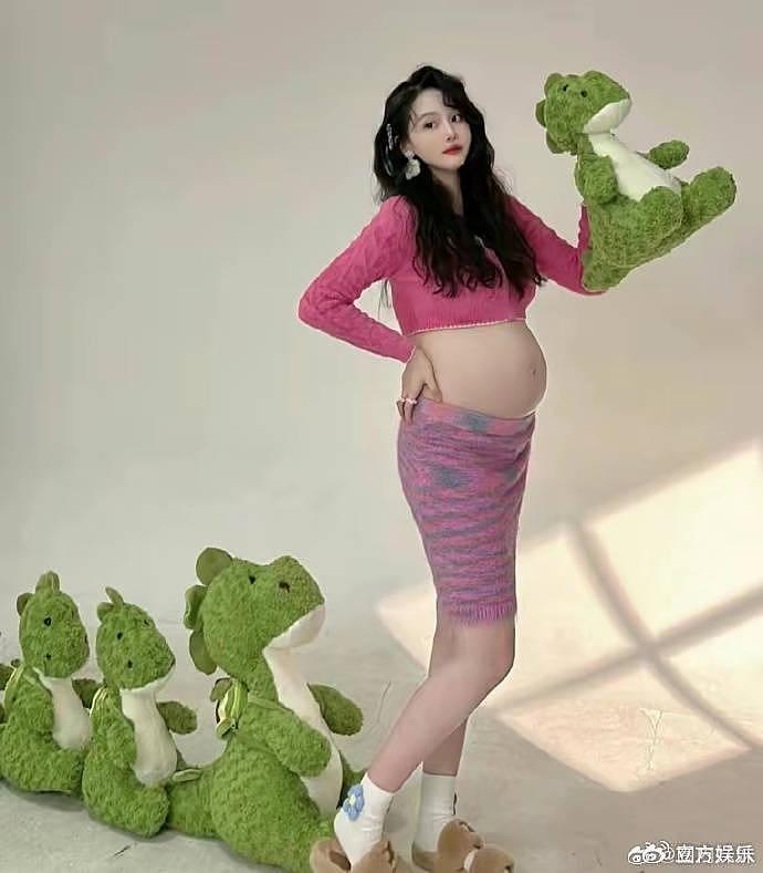 赵本山女儿球球晒孕期写真 挺8个月孕肚和老公贴贴 - 3