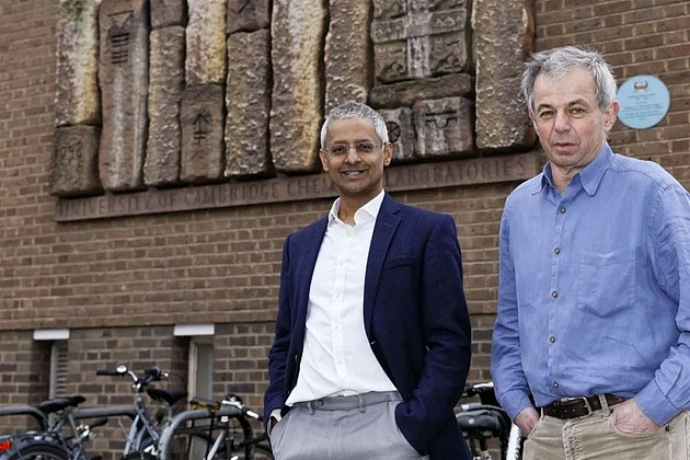 尚卡尔·巴拉苏布拉马尼亚安（左）和戴维·克勒纳曼（右）（图片来源：Nathan Pitt / University of Cambridge）