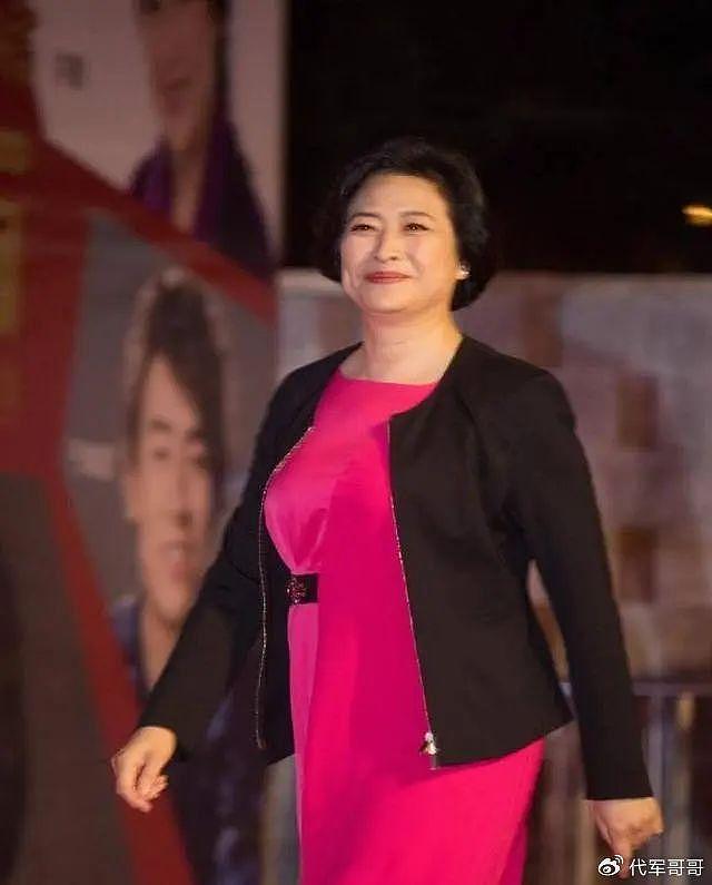 国家一级演员许娣：与初恋老公恩爱41年生一子，拍戏挣的钱全给他 - 33