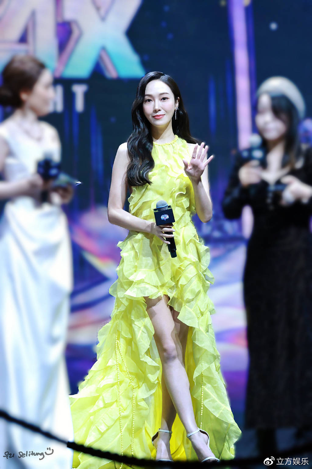 郑秀妍穿黄色拖地长裙走红毯 美貌扛住了直播镜头 - 6