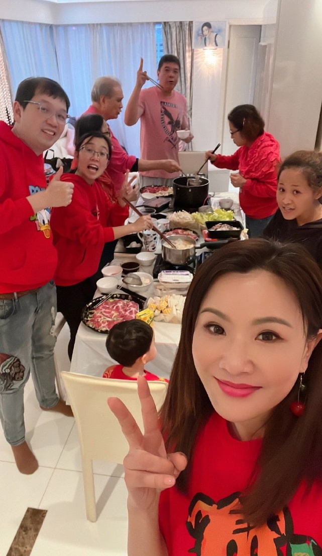 张文慈工作大半年后回家提前吃团年饭 一家人穿红色上衣拍全家福 - 1