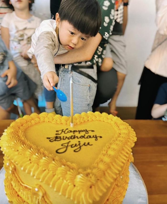 岑丽香一家人开心为小儿子庆祝3岁生日 一对儿子样貌像饼印 - 7