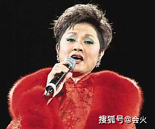 74岁叶丽仪聚会献唱《上海滩》！满头白发中气十足，穿旗袍腿超细 - 5