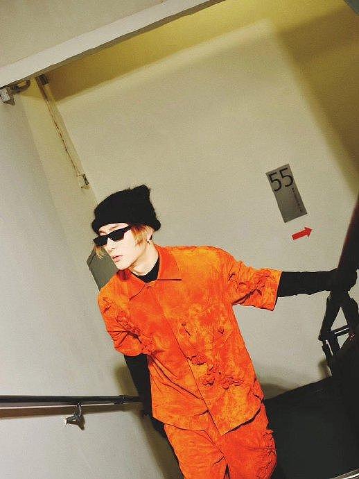 将出席上海时装秀，最新造型图中，他身着橙色套装吸睛又亮眼… - 2