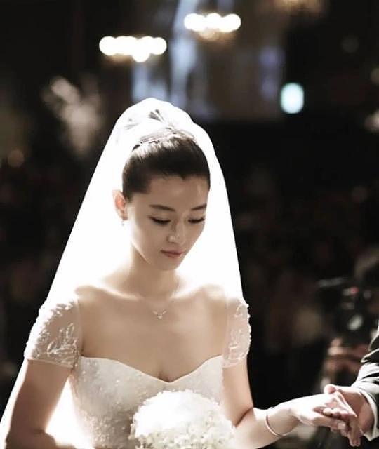 韩国知名女星，全智贤庆祝结婚12周年，晒出婚礼准备场景和画报 - 4