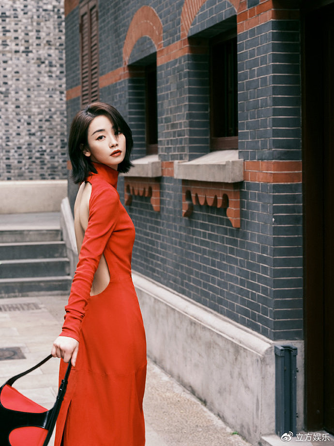 刘雅瑟露背红色长裙造型亮眼 酷拽优雅一键切换 - 6