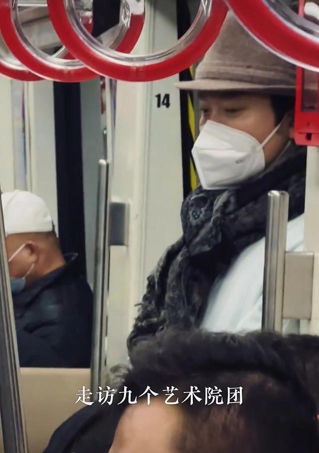 李玉刚现身北京挤地铁，脚步匆忙与路人抢座位，戴口罩遮挡无人识 - 4